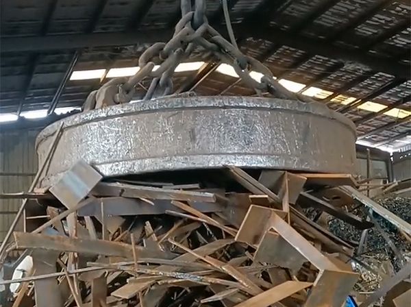 大型鑄造加工廠家用廢鋼生產(chǎn)大型鑄鋼件是如何解決成分不均勻的？