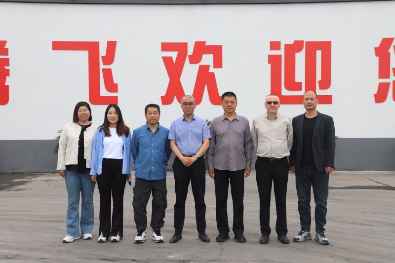 法孚集團(tuán)客戶蒞臨大型鑄造加工廠家-騰飛鑄鋼！