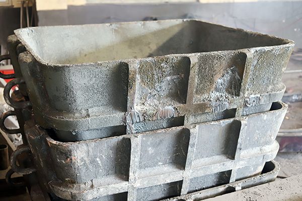 大型鑄鋼件廠家對(duì)渣盆生產(chǎn)和清理時(shí)都需要注意的事項(xiàng)是？