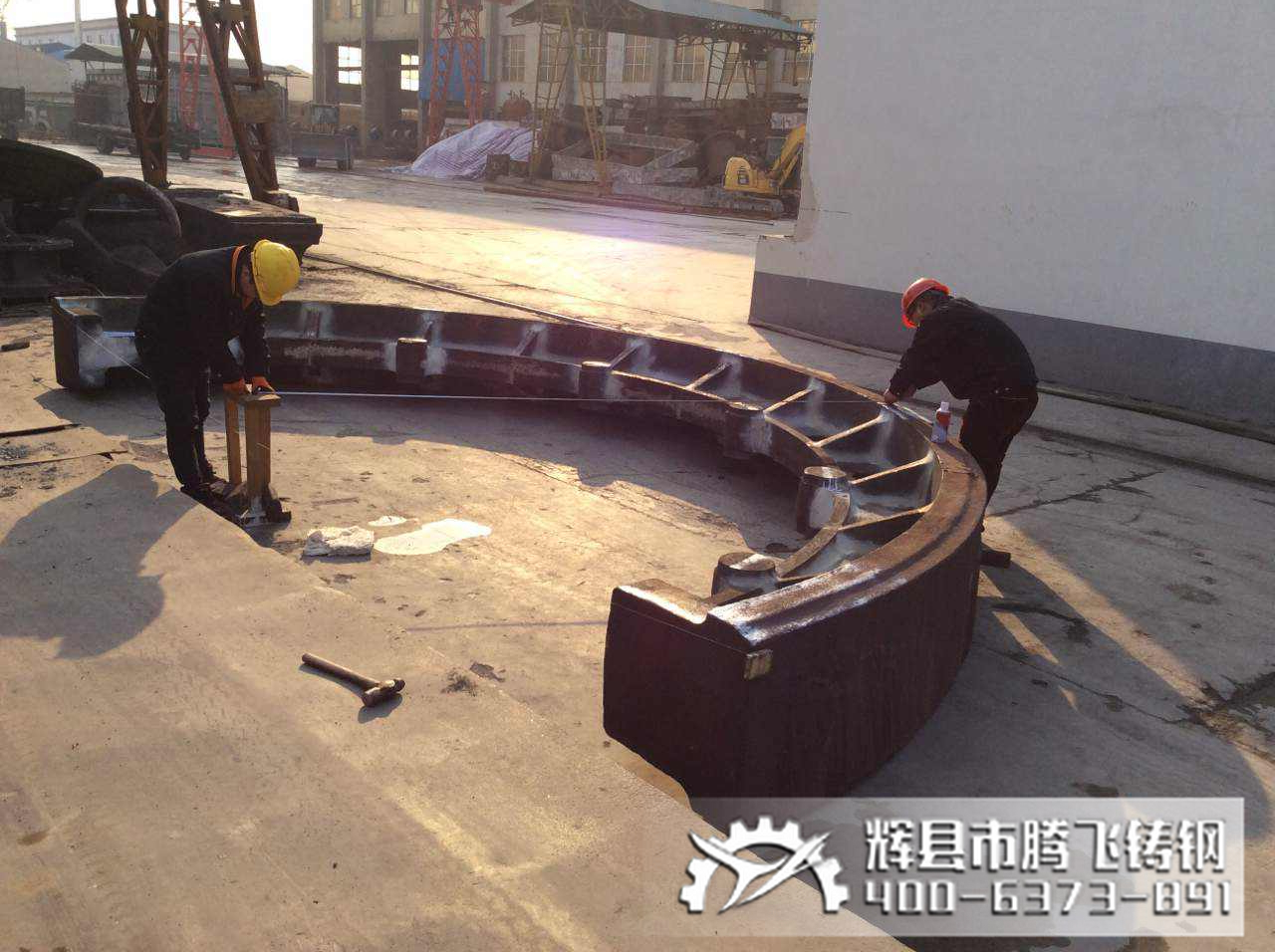 騰飛鑄鋼質(zhì)檢人員劃線現(xiàn)場(chǎng)